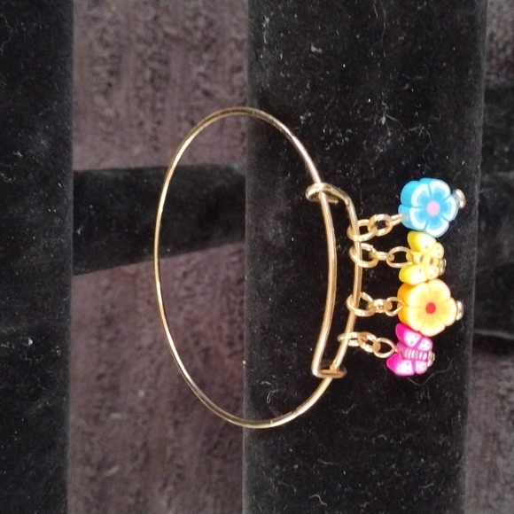 Butterfly and flower charm bracelet - Picture 3 of 3